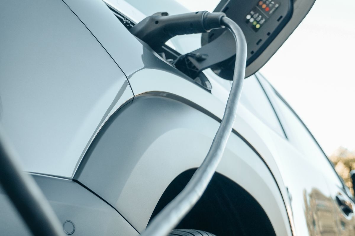 Elektrische auto wordt thuis opgeladen